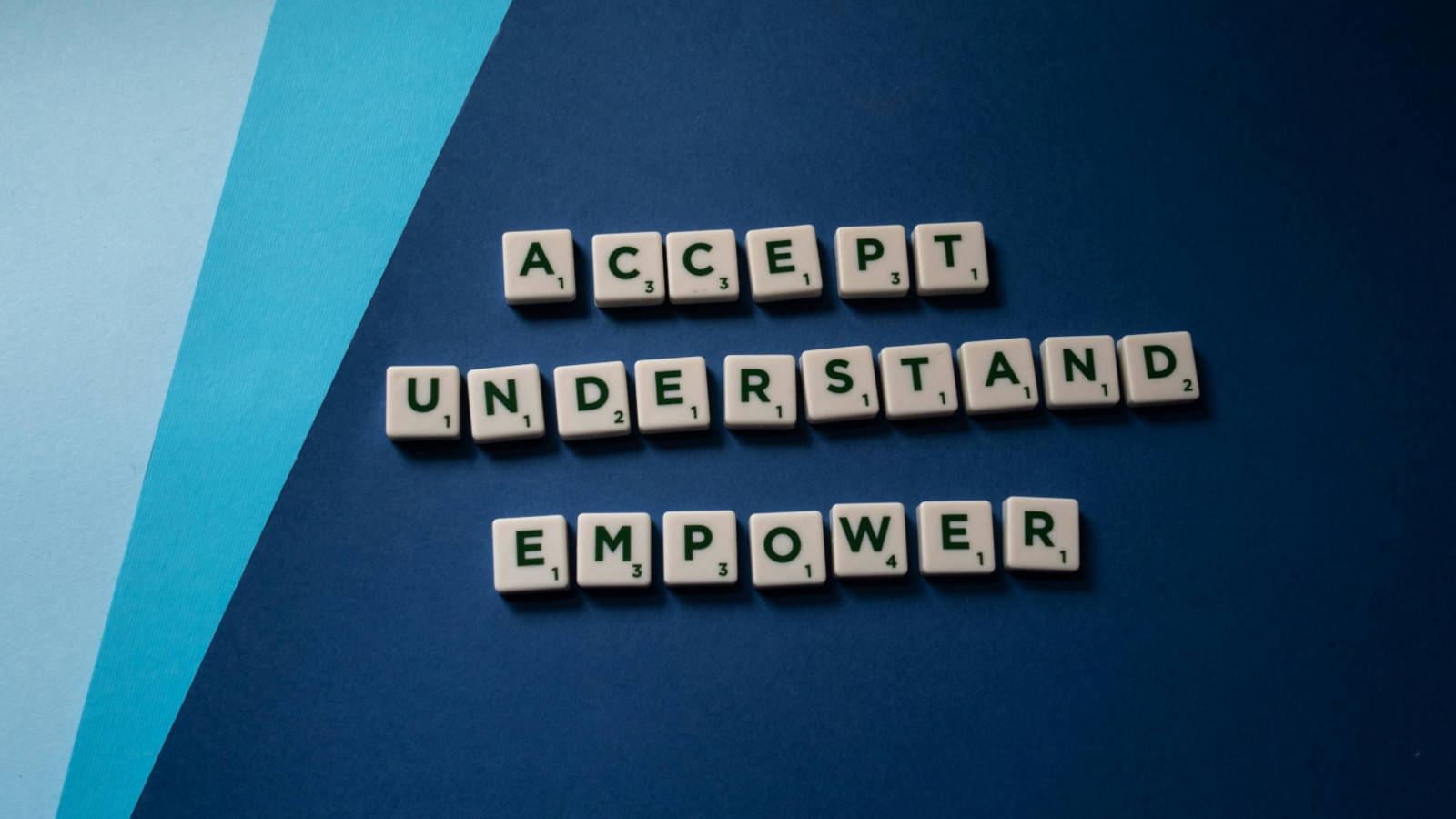 Glühbirne in einer auf eine Tafel gezeichneten Gedankenblase