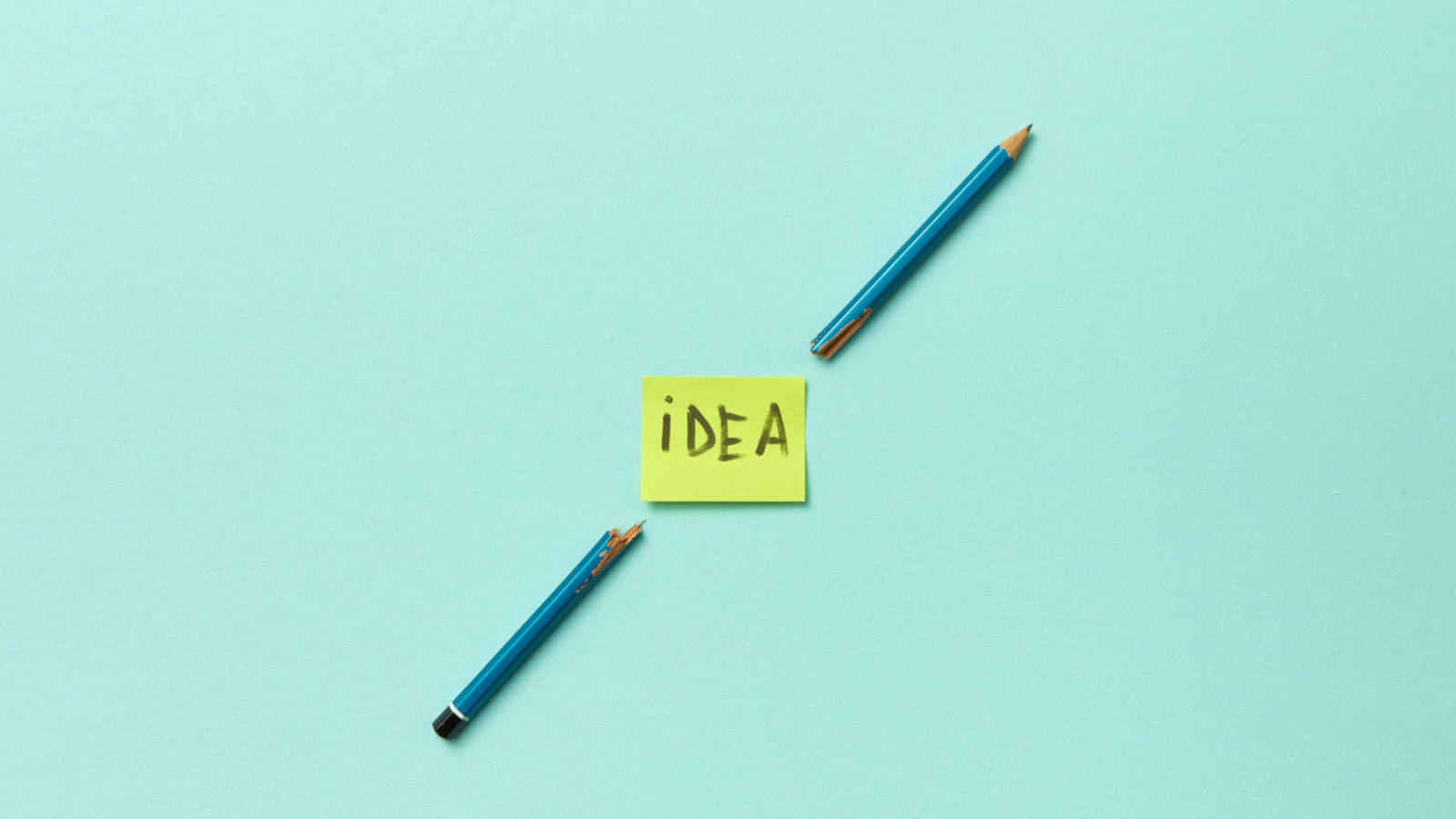 Scrabble-Steine bilden die Worte ACCEPT, UNDERSTAND, EMPOWER